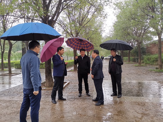 张万峰查看了项目初步方案,听取了分公司负责人对项目进展情况的介绍