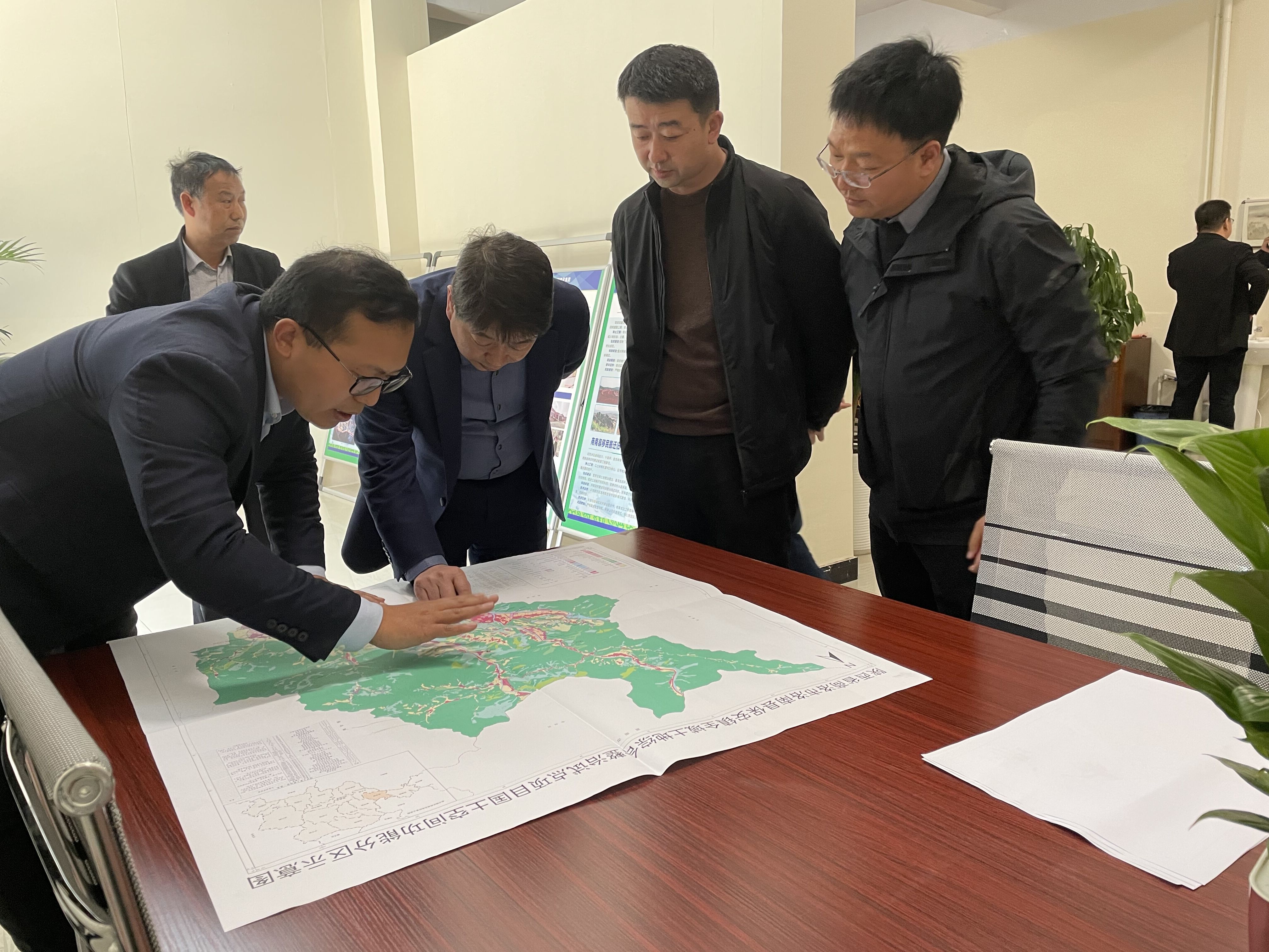 洛南县政府领导赴保安镇全域土地综合整治项目考察调研 